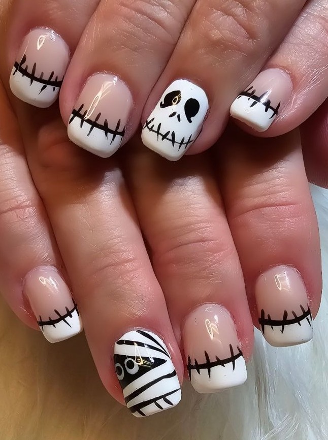 mummy Halloween nails spooky - short Halloween nail ideas