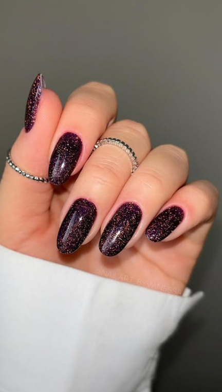 glow in dark nails @amanda.sudolll