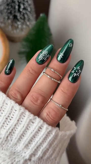 green winter nails @amanda.sudolll