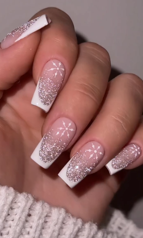 xmas snowflakes nail @amanda.sudolll